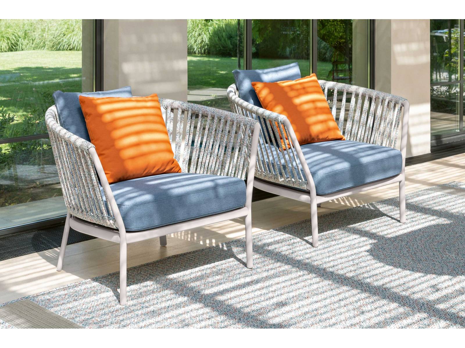 Wie ein Freiluft-Wohnzimmer lassen sich die Sessel aus der Sitzmöbelserie Ria und die Outdoorteppichkollektion Onda miteinander kombinieren. Passend dazu gibt’s Tische aus der Kollektion Mosaiko. Design: Alberto Lievore, FAST.