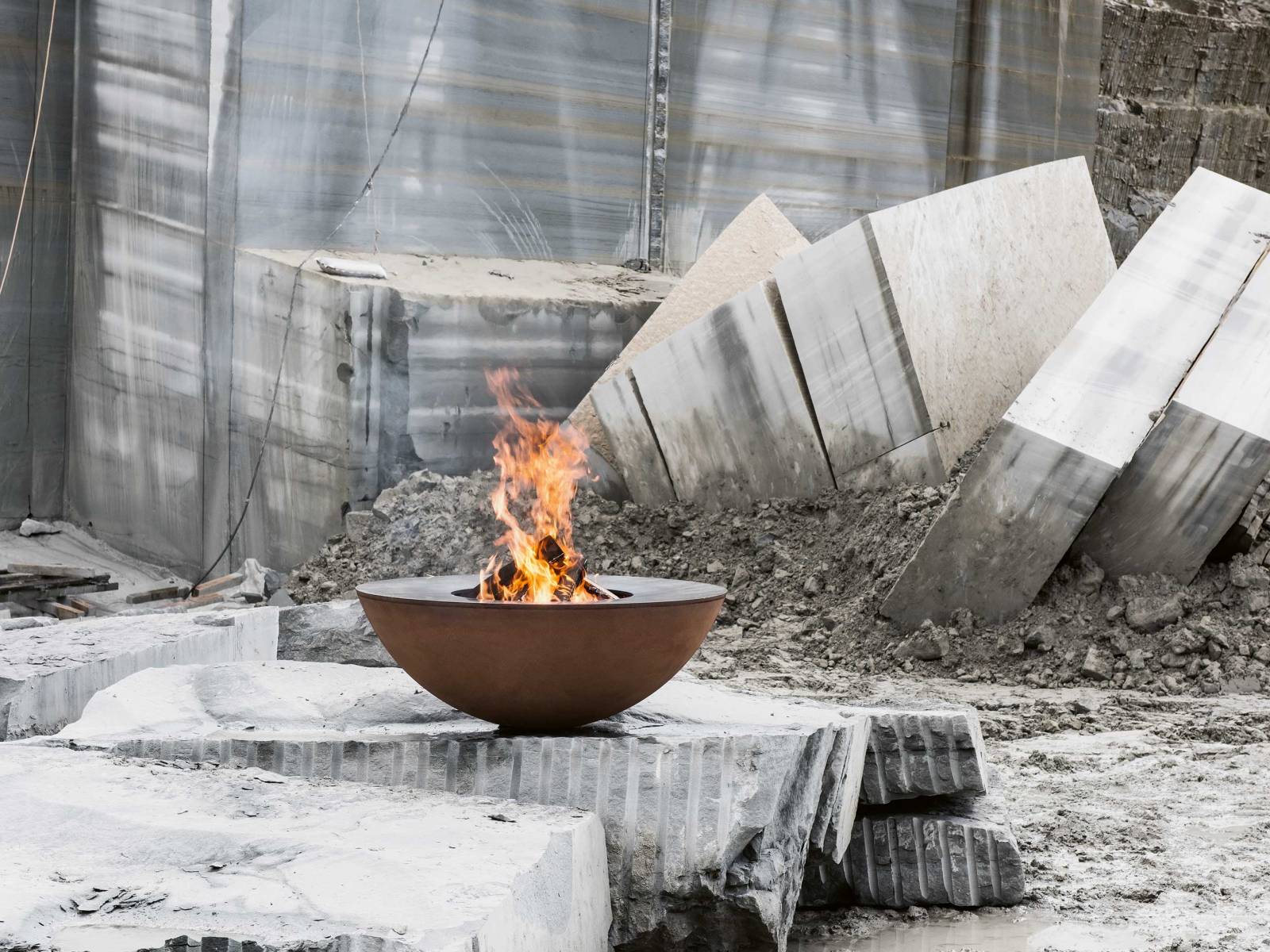 Der Feuerring ist Skulptur, Feuerstelle und Treffpunkt gleichermassen. Hier werden kulinarische Erlebnisse genossen und Lebensgeschichten erzählt, während das Feuer knistert und wärmt — in einem Ring, in dem Form und Funktionalität auf kunstvolle Weise verschmelzen. Design: Andreas Reichlin. FEUERRING.