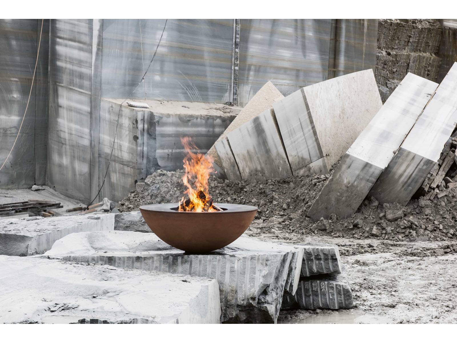 Der Feuerring ist Skulptur, Feuerstelle und Treffpunkt gleichermassen. Hier werden kulinarische Erlebnisse genossen und Lebensgeschichten erzählt, während das Feuer knistert und wärmt — in einem Ring, in dem Form und Funktionalität auf kunstvolle Weise verschmelzen. Design: Andreas Reichlin. FEUERRING.