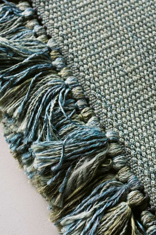 Nicht nur Leuchten gehen raus, sondern auch Teppiche, wie zum Beispiel «Tint», der in zwei Farbvarianten und zwei Grössen erhältlich ist. Er ist aus handgewebtem Garn aus Polypropylene gefertigt. Design: Maria Gabriella Zecca. RODA.