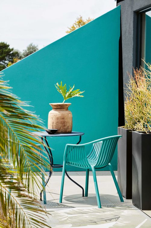 Nicht nur mit Gartenmöbeln und -accessoires kann man die Terrasse bespielen. Ein passender Farbanstrich kann da noch richtig Schwung reinbringen. Zum Beispiel mit den hochwertigen und langlebigen Aussenfarben in zahlreichen Farbtönen des englischen Familienbetriebs. LITTLE GREENE.