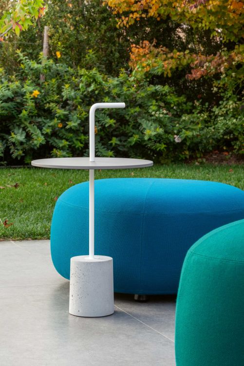 Ein schönes Ensemble bilden die Sitzpuffs «Kipu», die an von Wellen rundgeschliffene Steine erinnern sollen, sowie der Beistelltisch «Jey» mit seinem Zementfuss und dem praktischen Griff, der dadurch immer dorthin gestellt werden kann, wo der Aperitivo serviert wird. LA PALMA.