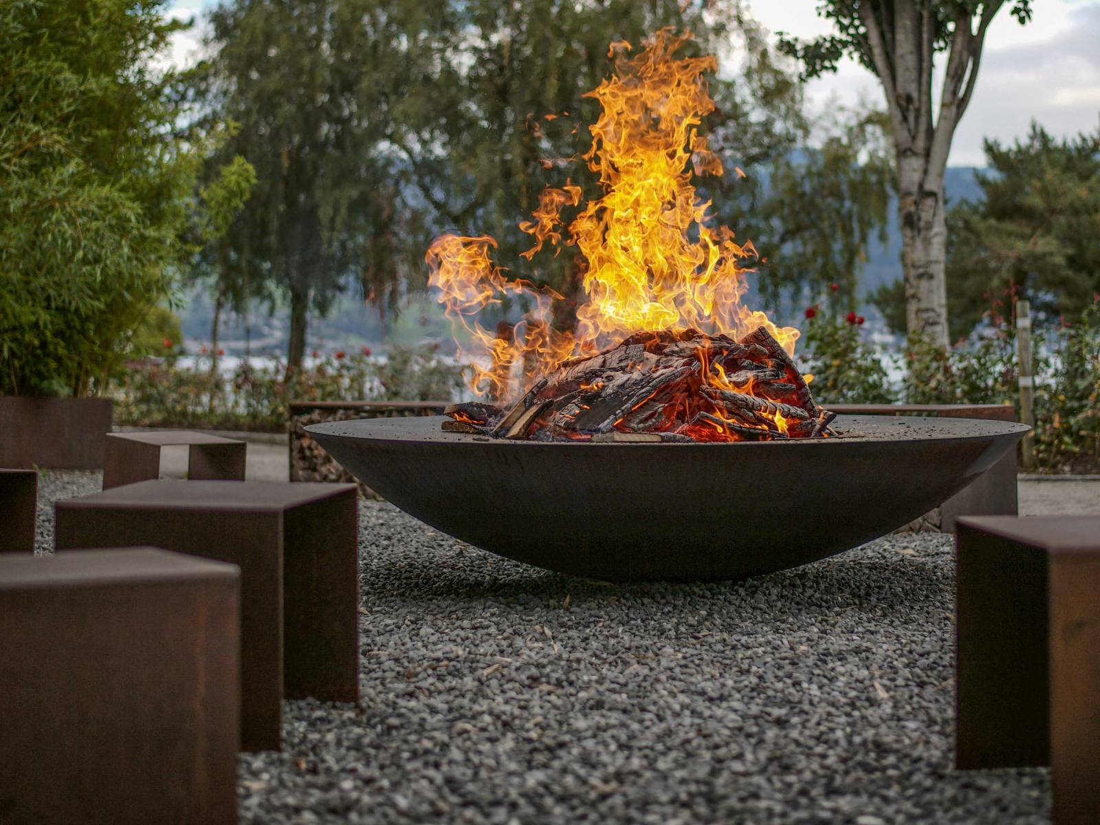 Grossartiges darf Raum einnehmen: Mit «Luna Grande» hat Designer Andreas Reichlin einen raumgreifenden Feuerring erschaffen, den es mit Durchmessern von 140 bis 196 cm gibt und ein Gewicht zwischen 365 und 800 kg hat. So wird aus dem Objekt eine Skulptur, die ihre Wirkung in grossen Gartenräumen optimal entfalten kann. FEUERRING.