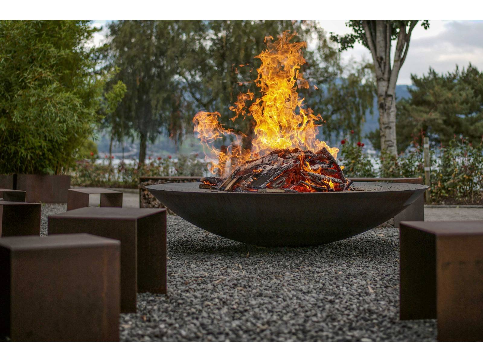 Grossartiges darf Raum einnehmen: Mit «Luna Grande» hat Designer Andreas Reichlin einen raumgreifenden Feuerring erschaffen, den es mit Durchmessern von 140 bis 196 cm gibt und ein Gewicht zwischen 365 und 800 kg hat. So wird aus dem Objekt eine Skulptur, die ihre Wirkung in grossen Gartenräumen optimal entfalten kann. FEUERRING.