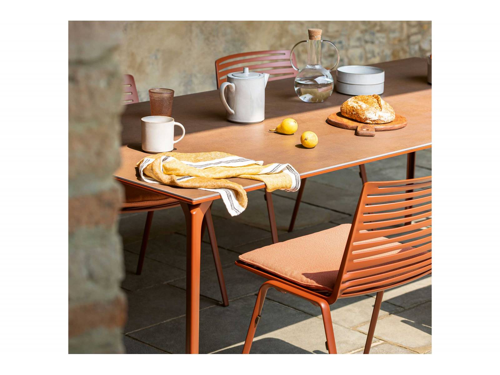 Ein schönes Ensemble, das perfekt zusammenpasst: Die Stühle «Zebra» gibt es mit oder ohne Armlehnen, den Tisch «Allsize» kann man mit einer Platte aus Aluminium, gesprenkeltem Aluminium, Feinstein oder neu sogar aus Irokoholz haben. Verschiedene Grössen möglich. FAST.