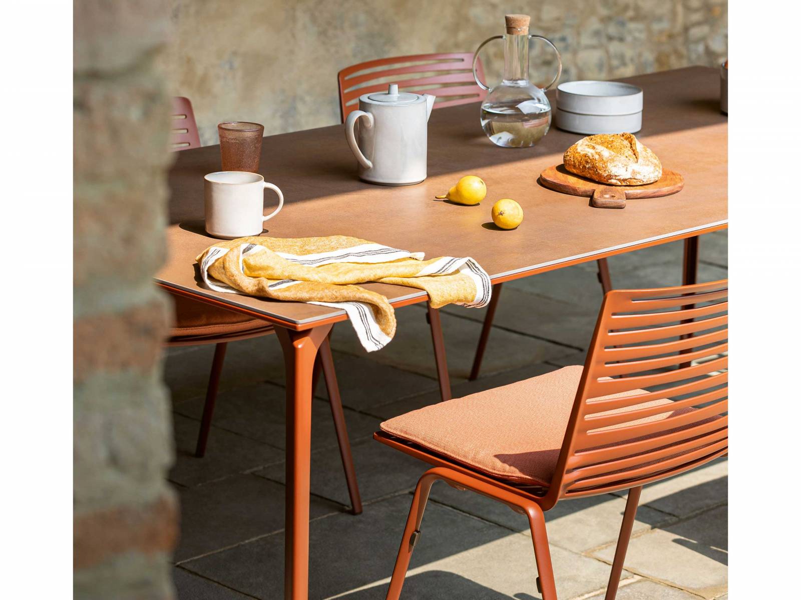 Ein schönes Ensemble, das perfekt zusammenpasst: Die Stühle «Zebra» gibt es mit oder ohne Armlehnen, den Tisch «Allsize» kann man mit einer Platte aus Aluminium, gesprenkeltem Aluminium, Feinstein oder neu sogar aus Irokoholz haben. Verschiedene Grössen möglich. FAST.