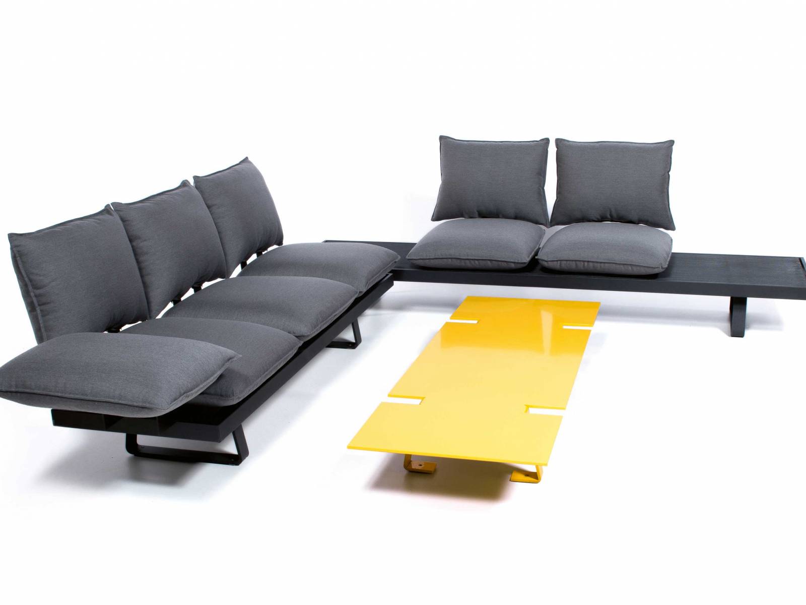 Minimalistisch im Design, funktional in der Verwendung ist das modulare, leichtfüssige Sofa «L01», das es in sechs verschiedenen Längen und mit Kissen gibt, die dank cleverer Technologie permanent im Freien bleiben können. Passend dazu ein niedriger Beistelltisch aus Metall. Von Volkerweiss, erhältlich über: AUTOMATISCHE SONNENSEGEL.