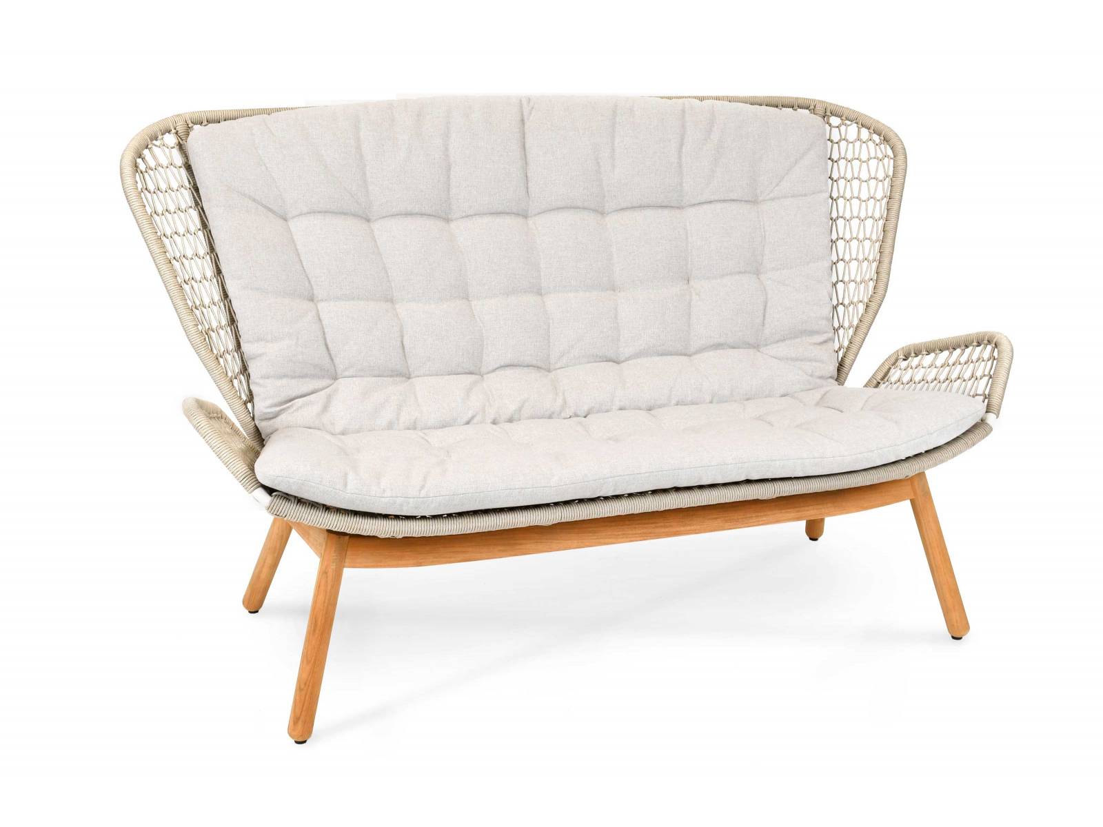 Einer für zwei, die sich mögen, ist der Zweisitzer «Wing light Relax». Das Gartensofa ist von Hand geflochten und kann vielfältig kombiniert werden – zum Beispiel mit Modellen aus der gleichnamigen Kollektion. FISCHER-MOEBEL.