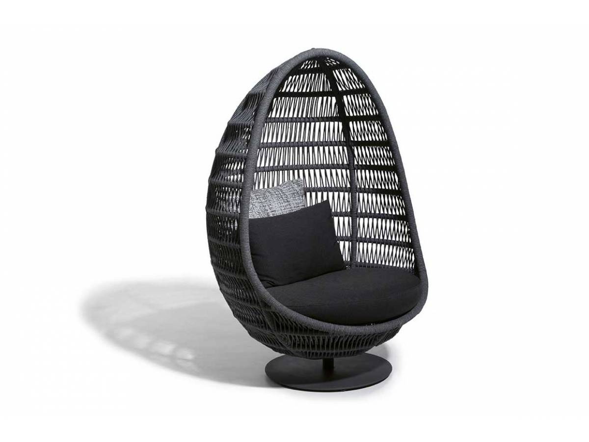 Sprichwörtlich das Gelbe vom Ei ist dieser neue, eiförmige Hängesessel aus der «Panama»-Serie. Er wurde von Ludovica und Roberto Palomba entworfen und erweitert die Kollektion. Das «Panama-Egg» gibt es als hängende Ausführung oder mit einem drehbaren Fuss. TALENTI.