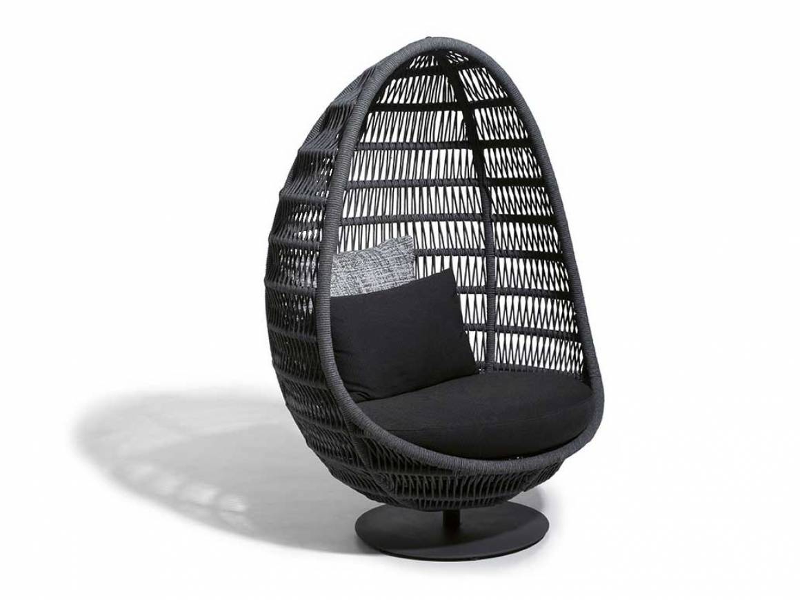 Sprichwörtlich das Gelbe vom Ei ist dieser neue, eiförmige Hängesessel aus der «Panama»-Serie. Er wurde von Ludovica und Roberto Palomba entworfen und erweitert die Kollektion. Das «Panama-Egg» gibt es als hängende Ausführung oder mit einem drehbaren Fuss. TALENTI.