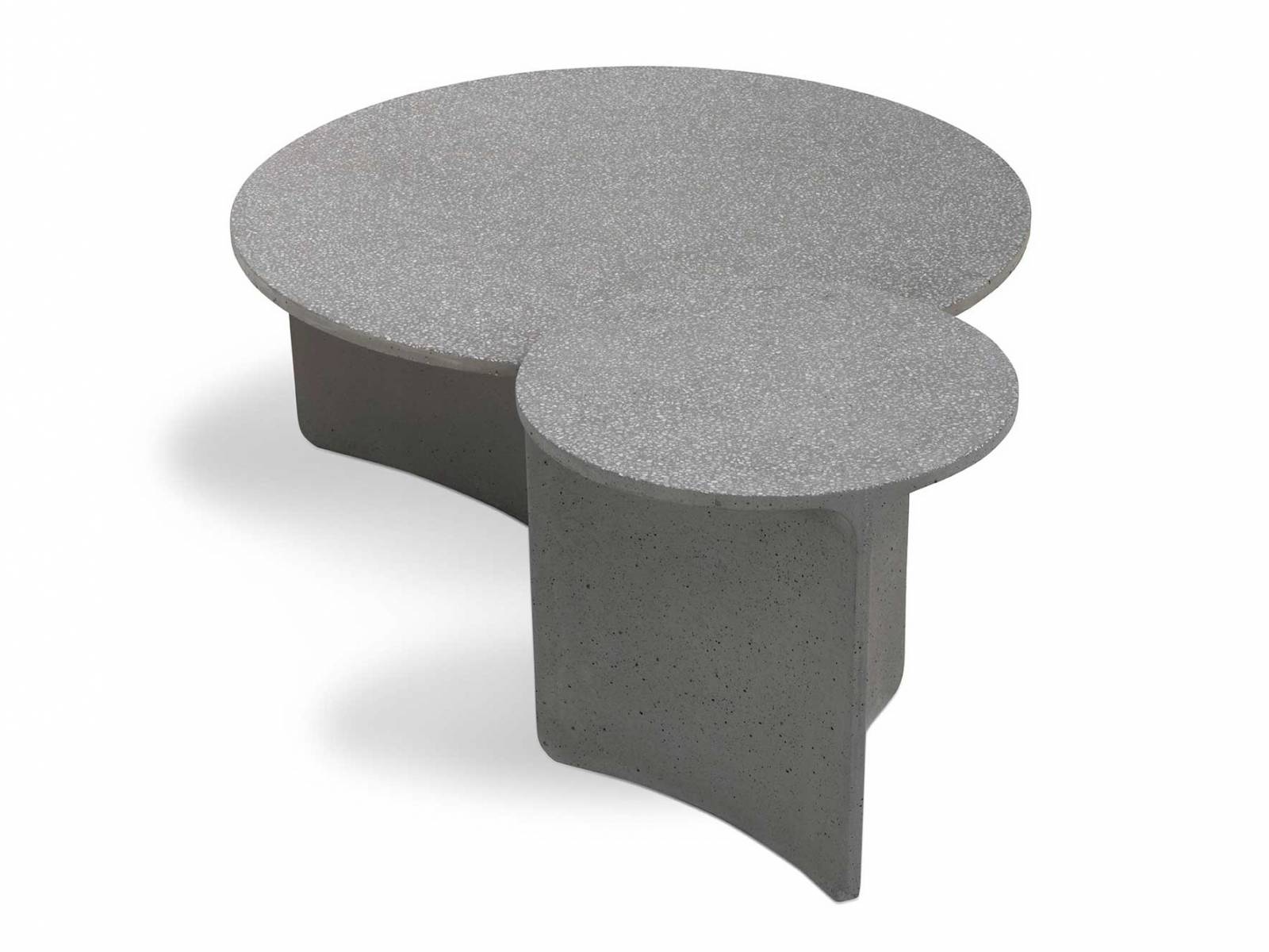 Architektonisch muten die neuen Beistelltische «Aspic» an, die mit Zement in Form gegossen wurden. Die Platte weisst dabei in ihrer Struktur Sprenkel auf, die fast ein bisschen an Terrazzo-Böden erinnern. In drei Grössen erhältlich. Design: Gordon Guillaumier. RODA.