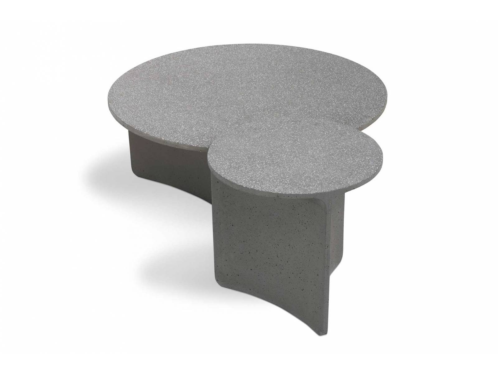 Architektonisch muten die neuen Beistelltische «Aspic» an, die mit Zement in Form gegossen wurden. Die Platte weisst dabei in ihrer Struktur Sprenkel auf, die fast ein bisschen an Terrazzo-Böden erinnern. In drei Grössen erhältlich. Design: Gordon Guillaumier. RODA.