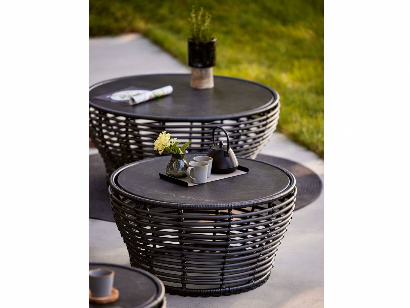 Am Anfang war eine Loungeserie. Nun wurde «Basket» von Søren Rose Studio um einen Esstischstuhl, ein Daybed sowie eine Reihe von niedrigen Couchtischen ergänzt, die es in drei verschiedenen Grössen, aus demselben Korbgeflecht sowie mit einer Tischplatte aus widerstandsfähiger Keramik gibt. CANE-LINE.