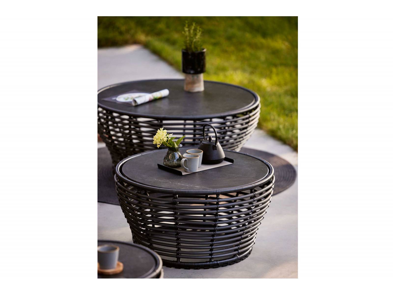 Am Anfang war eine Loungeserie. Nun wurde «Basket» von Søren Rose Studio um einen Esstischstuhl, ein Daybed sowie eine Reihe von niedrigen Couchtischen ergänzt, die es in drei verschiedenen Grössen, aus demselben Korbgeflecht sowie mit einer Tischplatte aus widerstandsfähiger Keramik gibt. CANE-LINE.