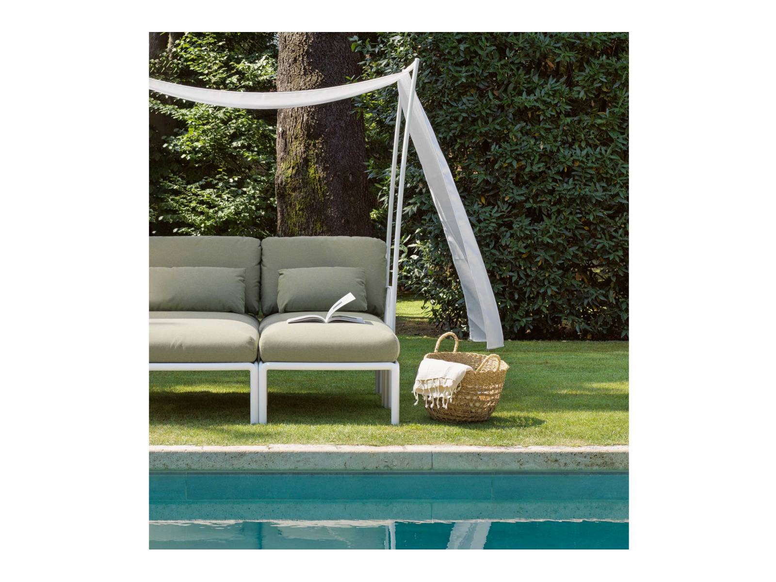 Ein Plätzchen im Schatten bietet diese Kollektion, die als Open Air-Wohnzimmer konzipiert ist und dank dem schützenden Stoffdach wie ein Baldachin über dem Zwei- oder Dreisitzer wirkt. Die Kollektion «Komodo Ombra» wurde von Raffaello Galiotto für Nardi entwickelt und ist erhältlich über: HUNN.