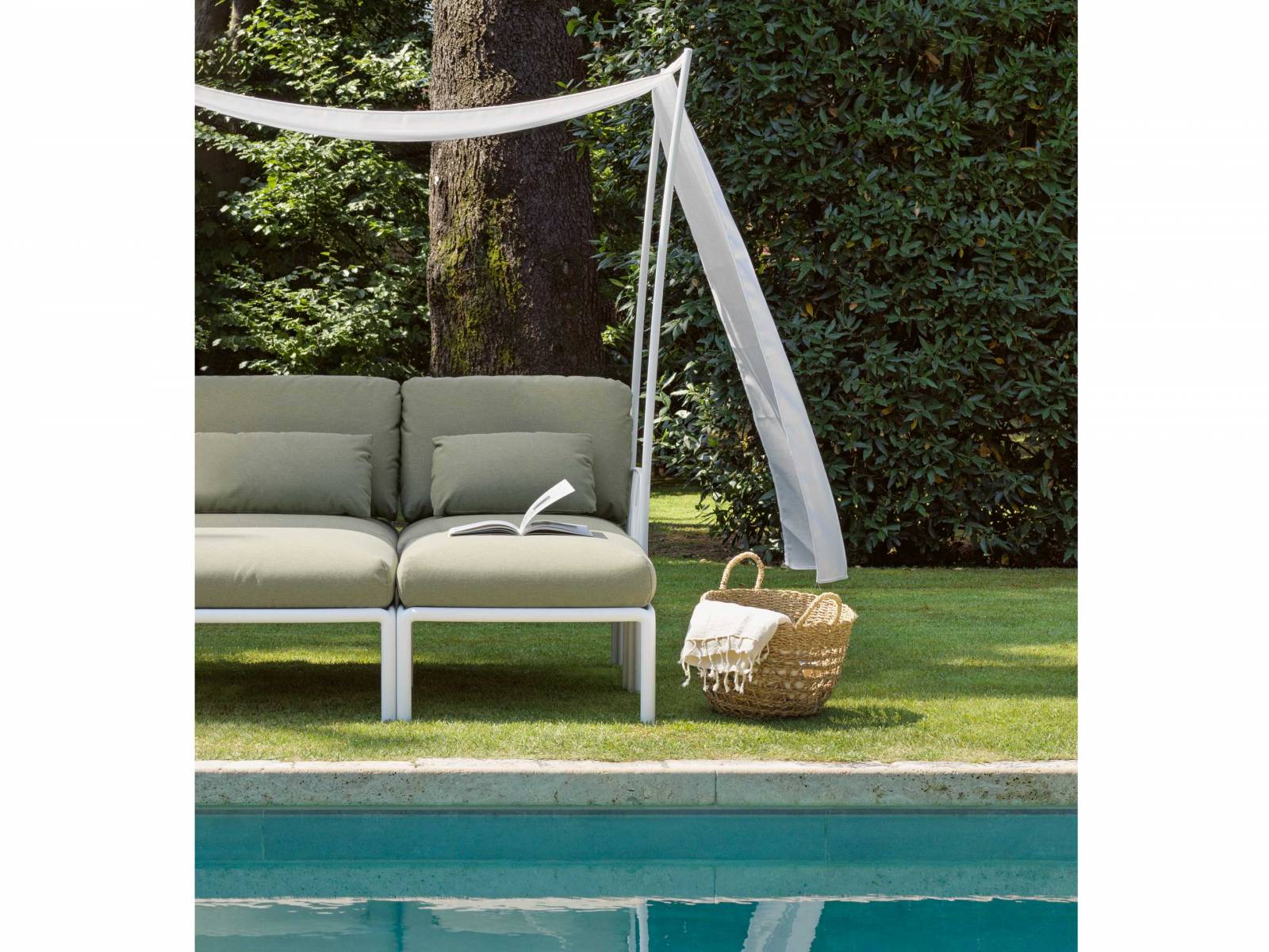 Ein Plätzchen im Schatten bietet diese Kollektion, die als Open Air-Wohnzimmer konzipiert ist und dank dem schützenden Stoffdach wie ein Baldachin über dem Zwei- oder Dreisitzer wirkt. Die Kollektion «Komodo Ombra» wurde von Raffaello Galiotto für Nardi entwickelt und ist erhältlich über: HUNN.