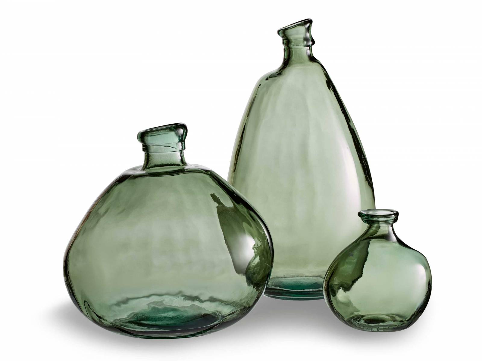 Für einen Fliederzweig aus dem Garten oder einfach zur Dekoration im Outdoorbereich – die Vasen «Caecilia» machen eine gute Figur, besonders wenn sie wie hier als Dreier-Ensemble gezeigt werden. Aus 100% Recyclingglas. MICASA.