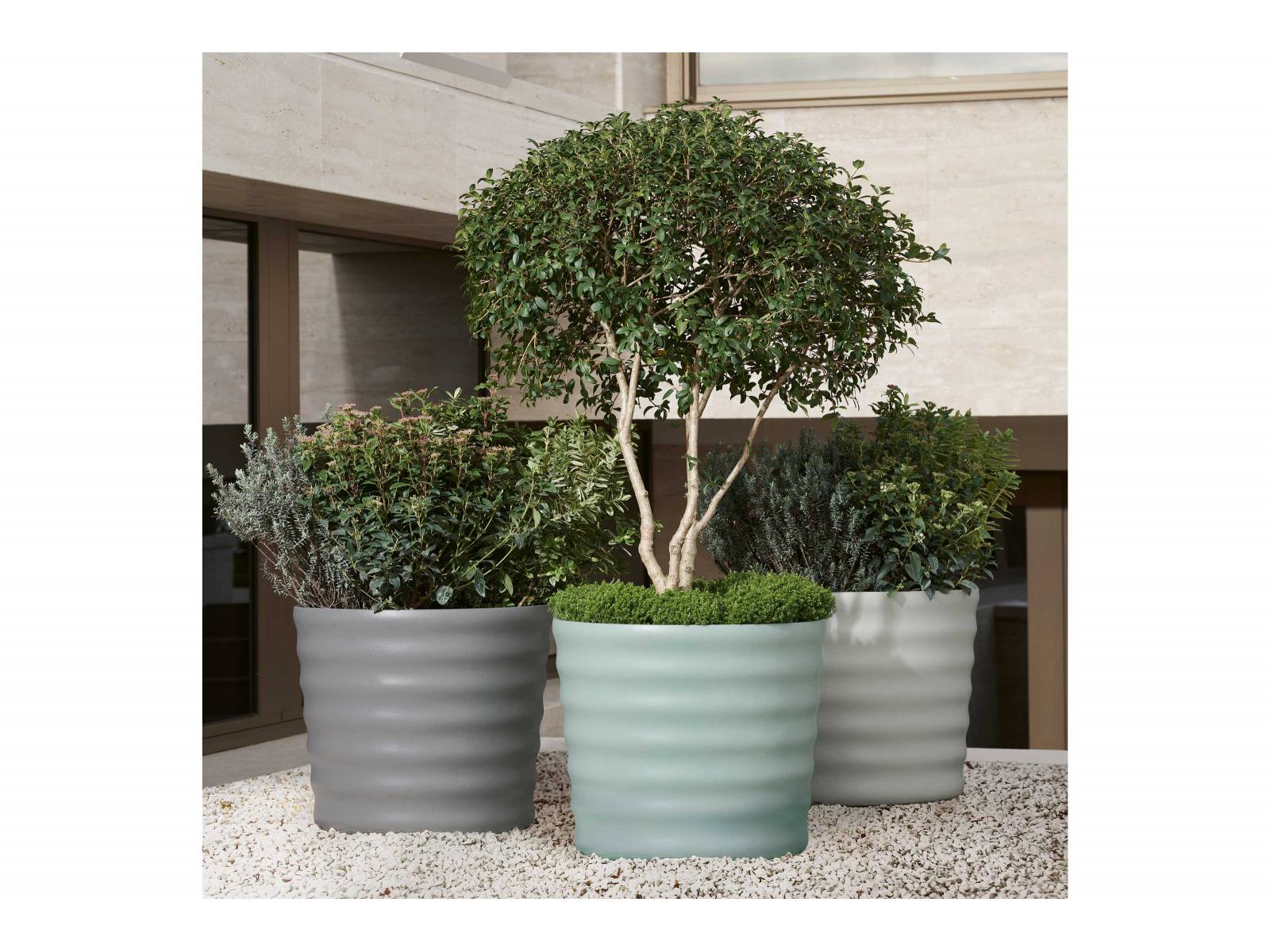 Drei wohlklingende Namen – Jade, Schiefer und Granit – stehen für die Farbauswahl der neuen «Maia»-Pflanzgefässe aus Faserzement, die mit ihrer leicht gewellten Oberfläche einen Kontrast zu anderen mit glatter Struktur schaffen. Mit ihrer stattlichen Höhe von 50 cm und einem Fassungsvermögen von 96 l eignen sie sich auch für grössere Pflanzen. ETERNIT.