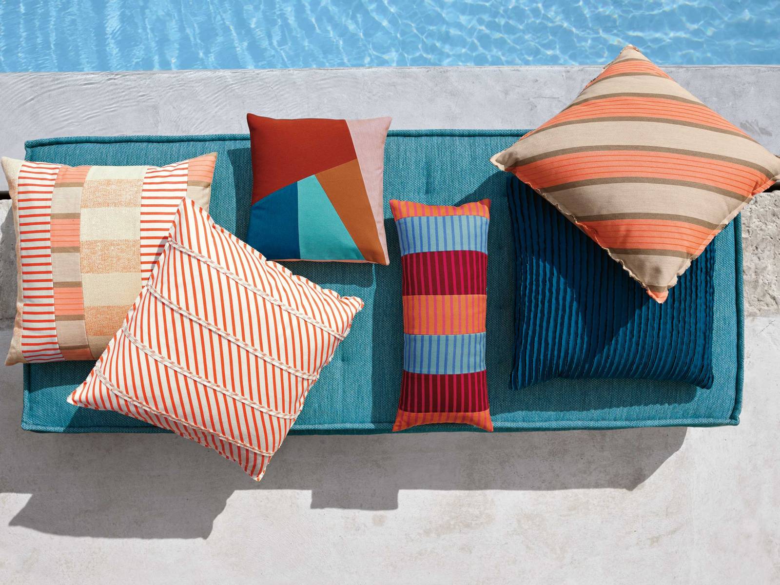 Lassen keine Wünsche offen, weder hinsichtlich Design und Farben noch in puncto Qualität: Die Stoffe des Unternehmens sind so beschaffen, dass sie perfekt für Polstermöbel, Kissen und Vorhänge für den Outdoorbereich eingesetzt werden können. SUNBRELLA.