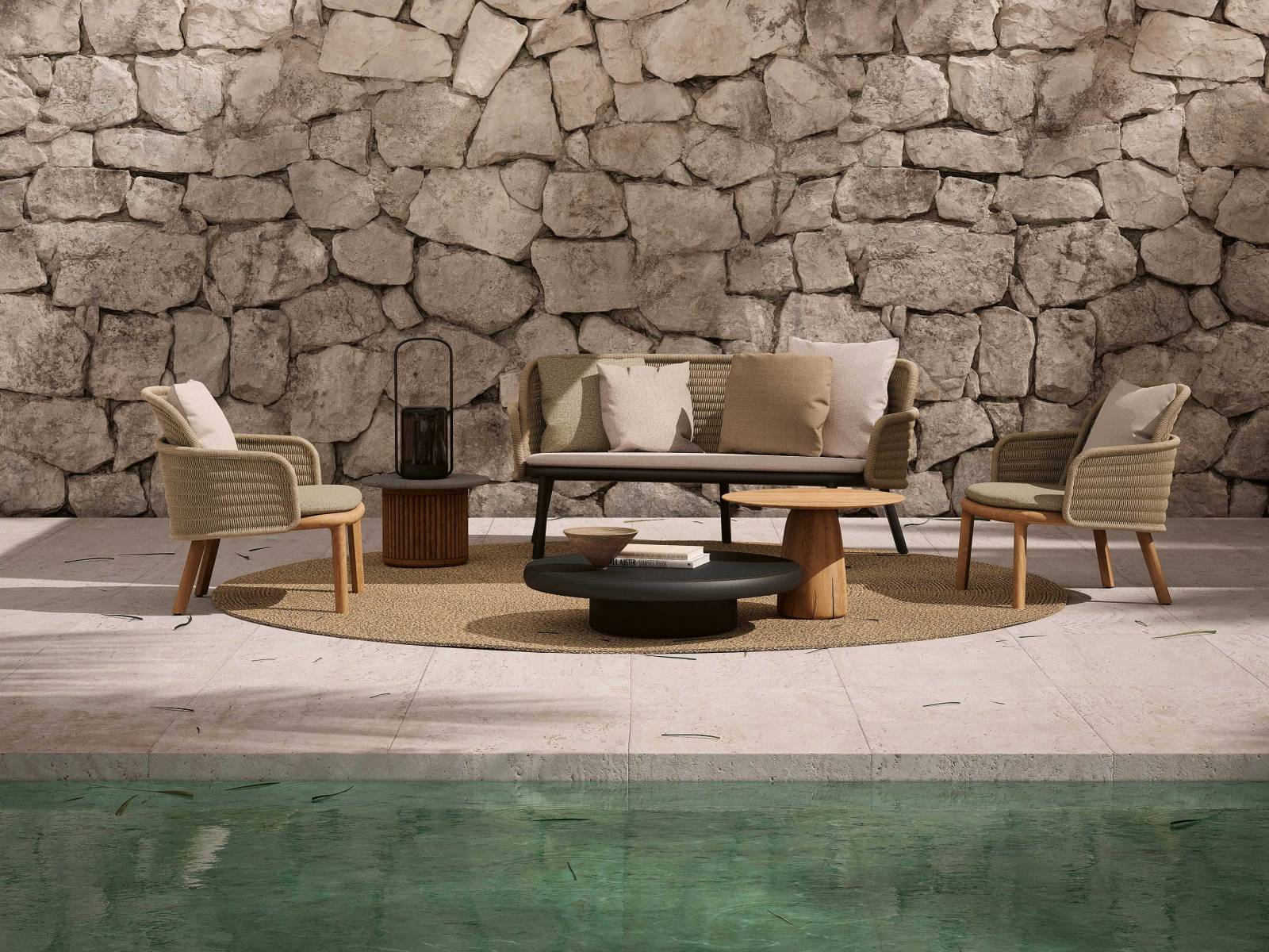 Die Kollektion «Suro» von Designer Christophe Delcourt wurde das erste Mal im neuen Mailänder Showroom des belgischen Unternehmens gezeigt. Die kokonartige Form der Sitzmöbel geht dabei auf die Idee eines Korbes zurück. Ergänzt wird die Kollektion um einen Ess- sowie Beistelltisch. TRIBU.