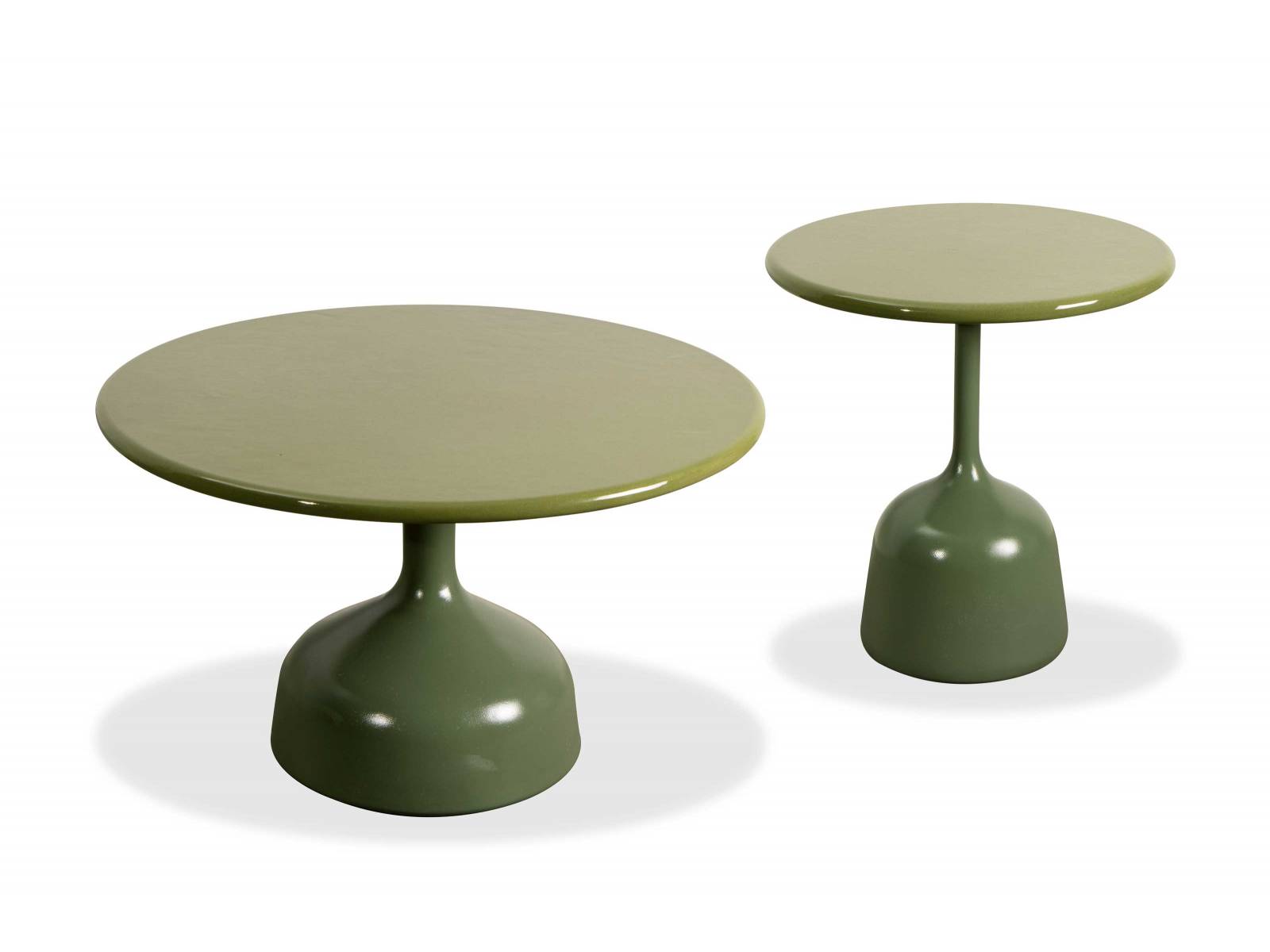 Mit einem besonderen Material veredelt sind die Couchtische «Glaze», denn dafür wurde vulkanisches Material vom Ätna verwendet, das durch einen speziell entwickelten Prozess zum Glasieren der keramischen Oberflächen benutzt werden kann. CANE-LINE.