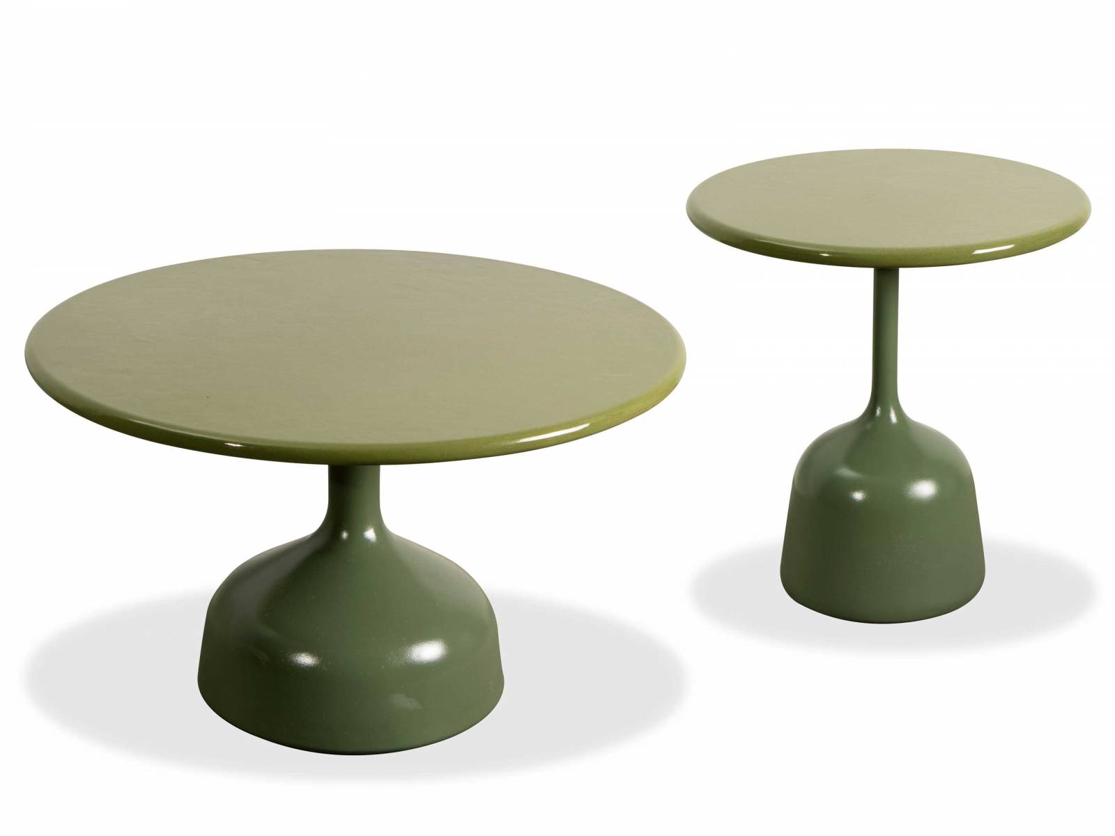 Mit einem besonderen Material veredelt sind die Couchtische «Glaze», denn dafür wurde vulkanisches Material vom Ätna verwendet, das durch einen speziell entwickelten Prozess zum Glasieren der keramischen Oberflächen benutzt werden kann. CANE-LINE.