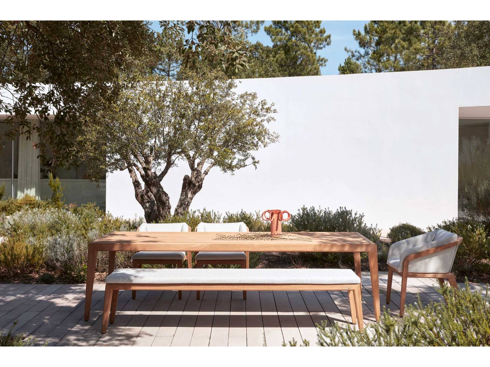 «Sunrise» heisst das Outdoor-Ensemble von Matthew Townsend, bei dem hochwertiges Teakholz in eleganten Linien und Rundungen mit weich gepolsterten Sitz- und Rückenkissen eine Liaison eingeht. MANUTTI.