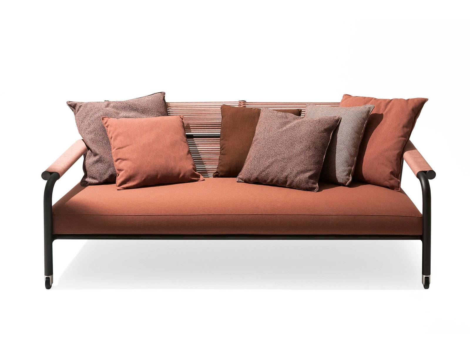 «Astra» stehe für die Betrachtung der Sterne, so Rodolfo Dordoni, der die gleichnamige Sesselkollektion entworfen hat. Und verweist damit auf die selbsterklärende Funktion der Loungesessel und Sofas. RODA.