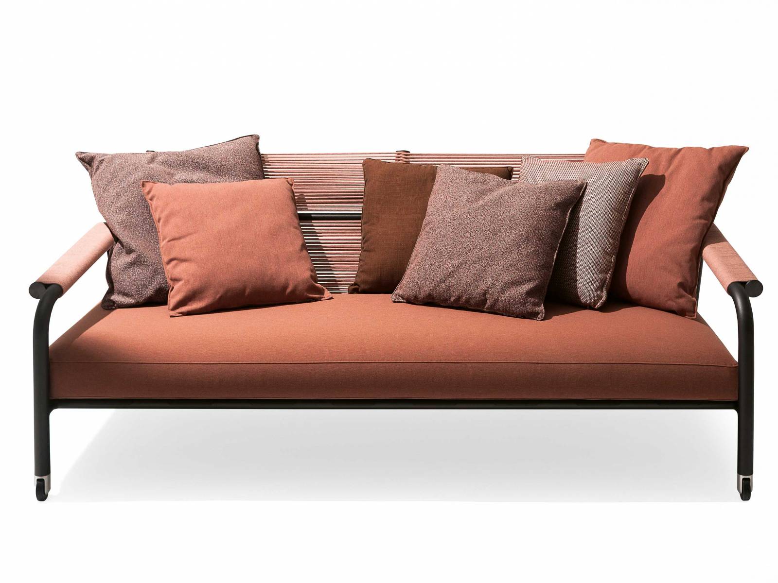 «Astra» stehe für die Betrachtung der Sterne, so Rodolfo Dordoni, der die gleichnamige Sesselkollektion entworfen hat. Und verweist damit auf die selbsterklärende Funktion der Loungesessel und Sofas. RODA.