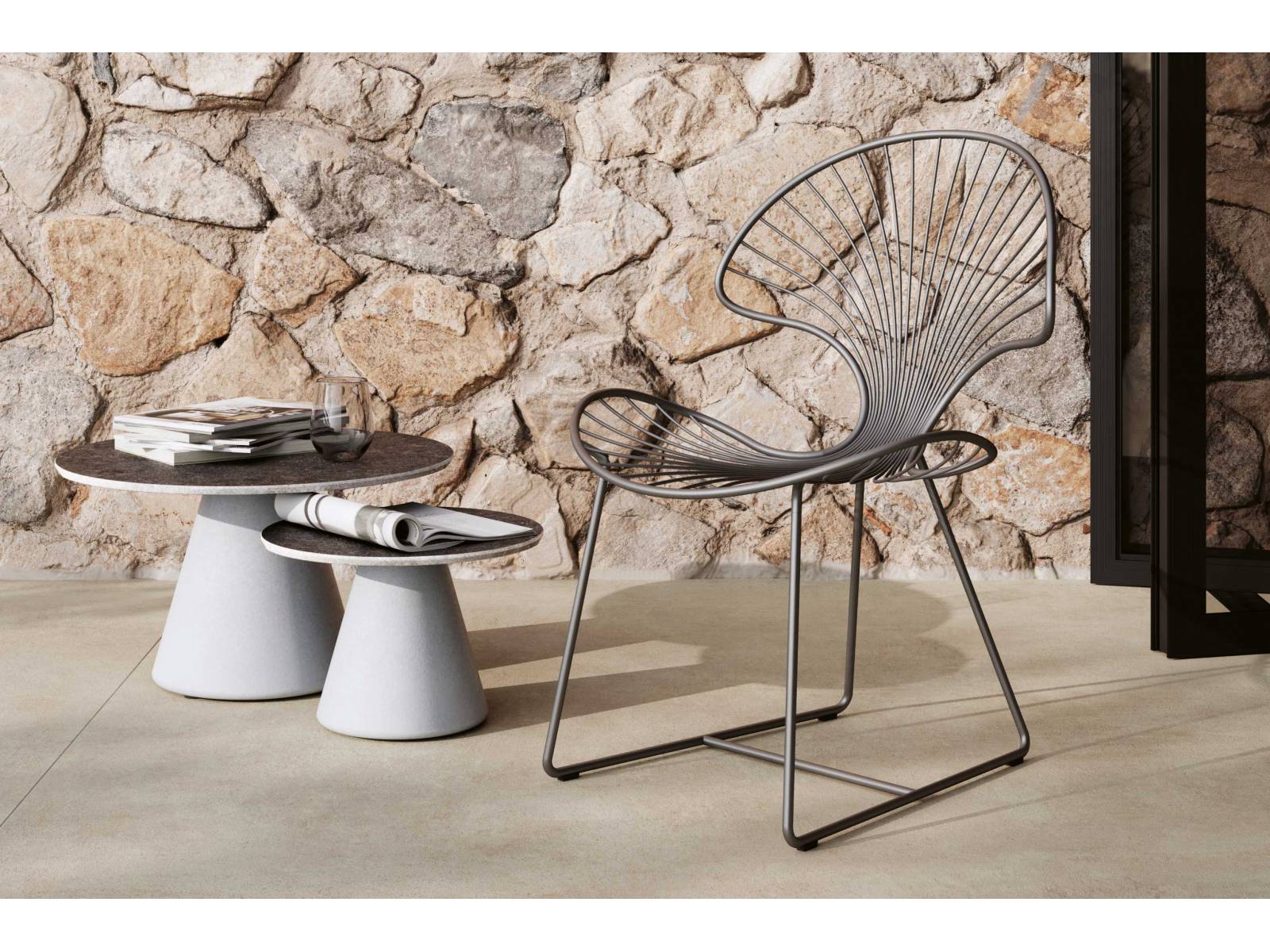 «Ostrea» wird seinem Namen gerecht, denn das Design des Stuhls ist inspiriert von einer Auster. Die Form ist vollständig aus Edelstahl gefertigt, was das handwerkliche Können des Unternehmens beweist. Design: Matthias De Ferm. ROYAL BOTANIA.