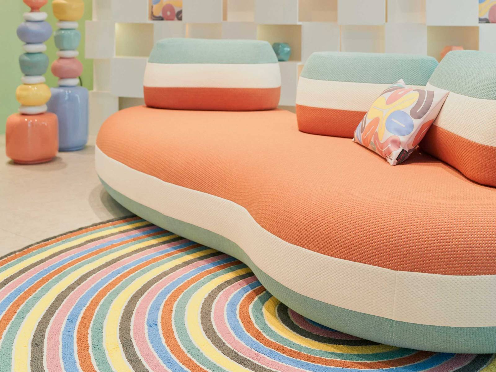 Fröhlichkeit und Lebensfreude versprüht die neue Outdoor-Version der «Bombom»-Kollektion aus der Feder der portugiesischen Künstlerin Joana Vasconcelos. Ob am Stand am Salone oder im Showroom in der Innenstadt, «Bombom» in den neuen «Gelato»-Farben war ein echter Eyecatcher. Foto: Baptiste Le Quiniou. ROCHE BOBOIS.