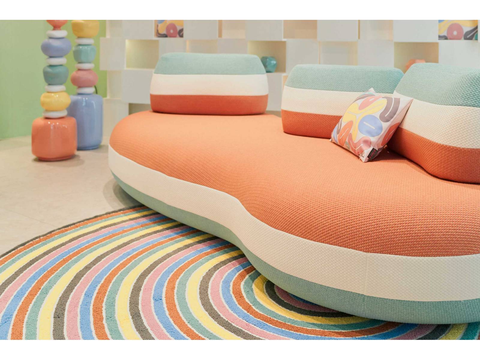 Fröhlichkeit und Lebensfreude versprüht die neue Outdoor-Version der «Bombom»-Kollektion aus der Feder der portugiesischen Künstlerin Joana Vasconcelos. Ob am Stand am Salone oder im Showroom in der Innenstadt, «Bombom» in den neuen «Gelato»-Farben war ein echter Eyecatcher. Foto: Baptiste Le Quiniou. ROCHE BOBOIS.