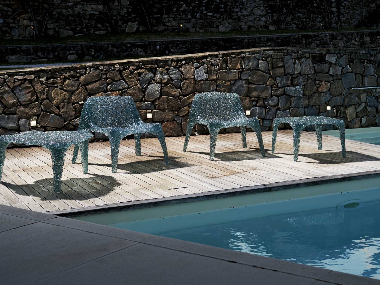 Als wäre sie aus Glas gefertigt, kommt «Veronica» in Wahrheit in einem einzigen Geflecht aus Polycarbonat daher, das von Hand modelliert wird. Die Kollektion besteht aus einem niedrigen Sessel sowie drei Tischen in verschiedenen Formen. EDRA.