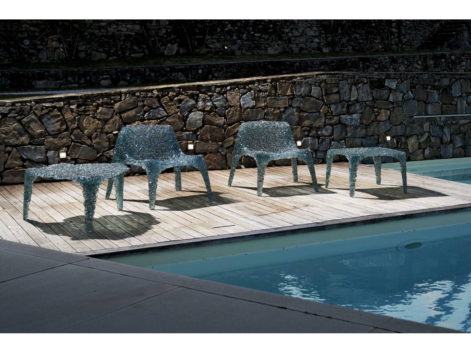 Als wäre sie aus Glas gefertigt, kommt «Veronica» in Wahrheit in einem einzigen Geflecht aus Polycarbonat daher, das von Hand modelliert wird. Die Kollektion besteht aus einem niedrigen Sessel sowie drei Tischen in verschiedenen Formen. EDRA.