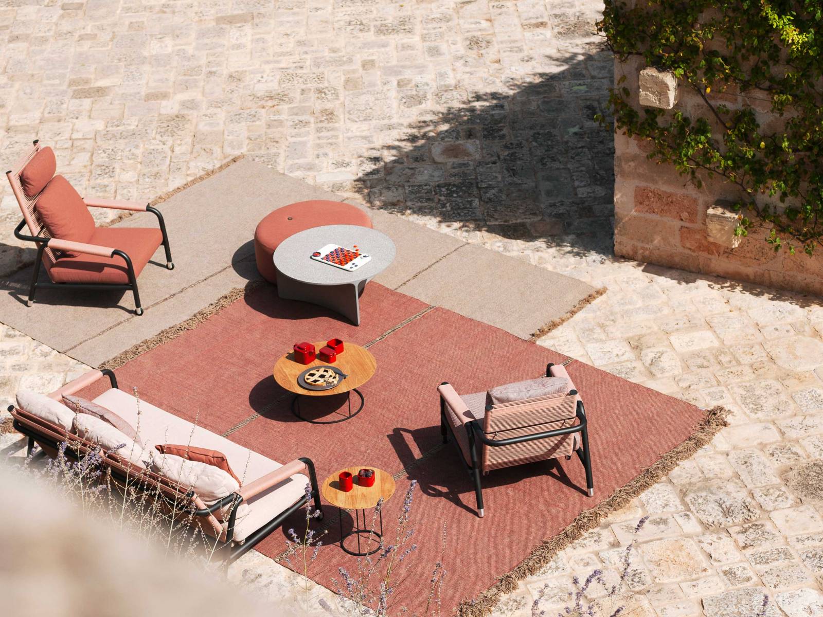 «Astra» sei – wie es der Name suggeriert – dazu gedacht, sich die Sterne anzusehen, be­­schrieb der Designer Rodolfo Dordoni seine neue Kollektion. Sie umfasst zwei verschiedene Lounge Chairs und ein Sofa. Charakteristisch ist die Armlehne, die aus zwei Stahlrohren besteht und mit Schnüren umwickelt ist. RODA.