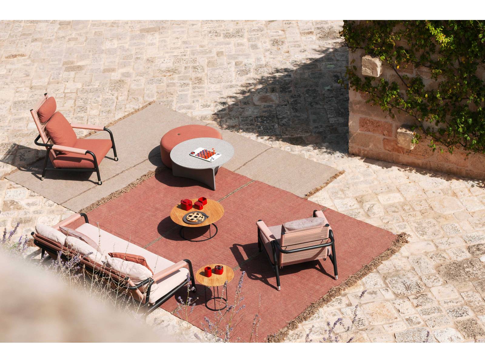 «Astra» sei – wie es der Name suggeriert – dazu gedacht, sich die Sterne anzusehen, be­­schrieb der Designer Rodolfo Dordoni seine neue Kollektion. Sie umfasst zwei verschiedene Lounge Chairs und ein Sofa. Charakteristisch ist die Armlehne, die aus zwei Stahlrohren besteht und mit Schnüren umwickelt ist. RODA.