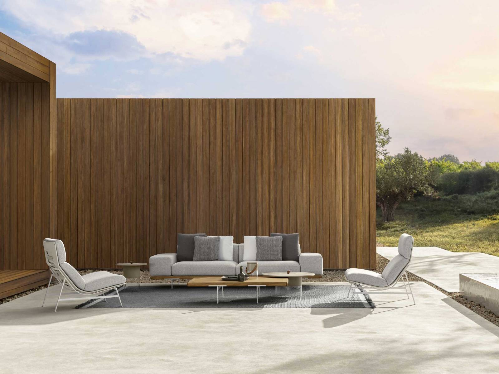 «Allure» ist so bequem, wie er aussieht. Das liegt zum einen an der weichen Polsterung, zum anderen an der hohen Rückenlehne. Der Loungesessel von Christophe Pillet kommt ohne Armlehnen aus, was ihm eine schlanke Silhouette verleiht. Das Gestell ist in Weiss und Mokka erhältlich, für die Polsterung stehen verschiedene Outdoor-Textilien und Ökoleder zur Auswahl. TALENTI.