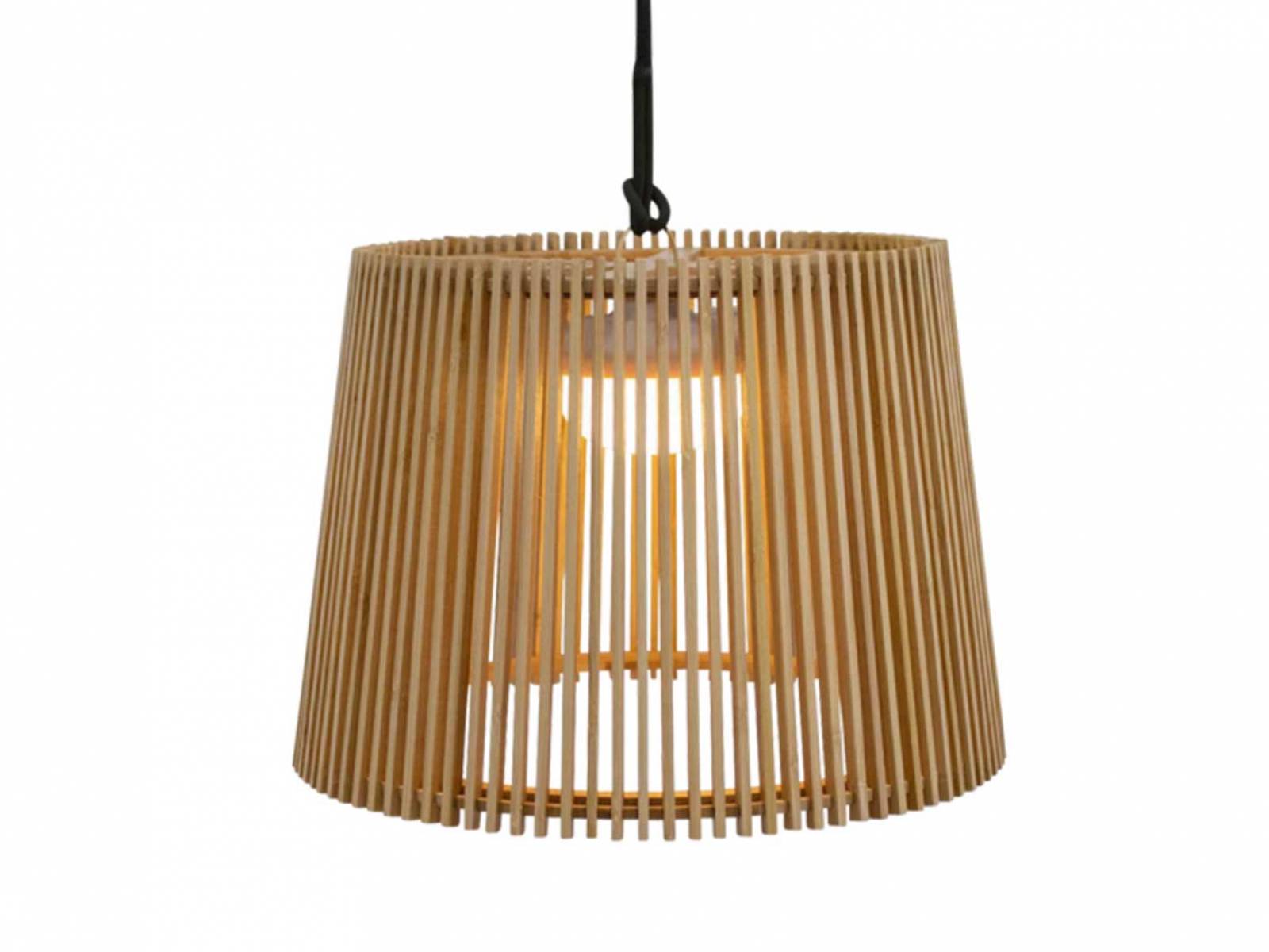 Gutes Licht sorgt auch im Gartenbereich für eine stimmungs­volle Atmosphäre, wie zum Beispiel die neue Outdoor-Hängeleuchte «Okinawa» aus Bambus, die dimmbar und per Fernbedienung steuerbar ist. PFISTER.