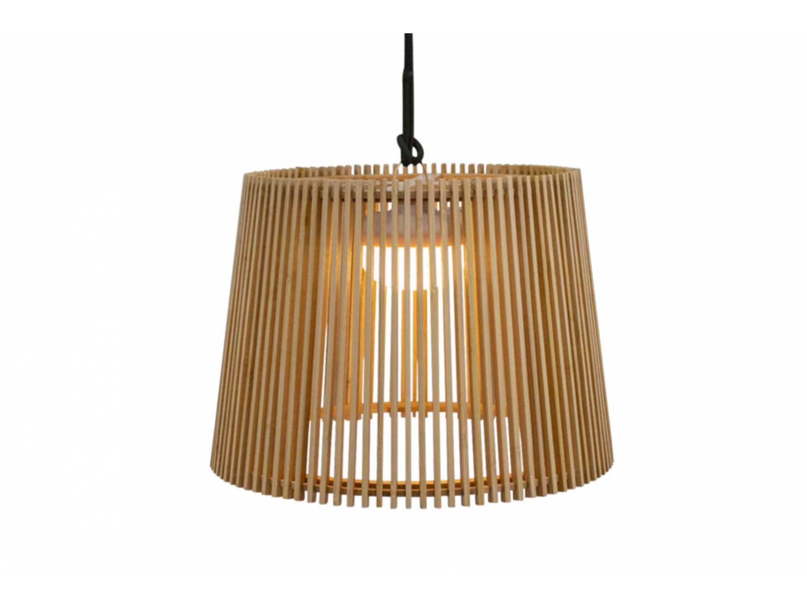 Gutes Licht sorgt auch im Gartenbereich für eine stimmungs­volle Atmosphäre, wie zum Beispiel die neue Outdoor-Hängeleuchte «Okinawa» aus Bambus, die dimmbar und per Fernbedienung steuerbar ist. PFISTER.