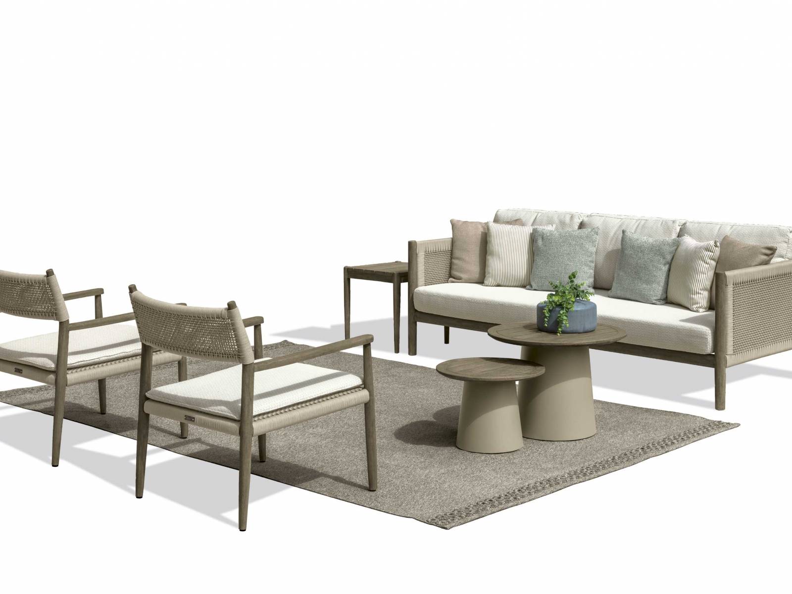 Eine geradlinige und leicht wirkende Garten­möbel­kollektion ist «Dolcevita», die neben Stühlen, Sofas und Lounge Chairs auch verschiedene Tischmodelle umfasst, bei denen das Holz mit Steingut kombiniert wird – als Sockel oder Platte. TALENTI.