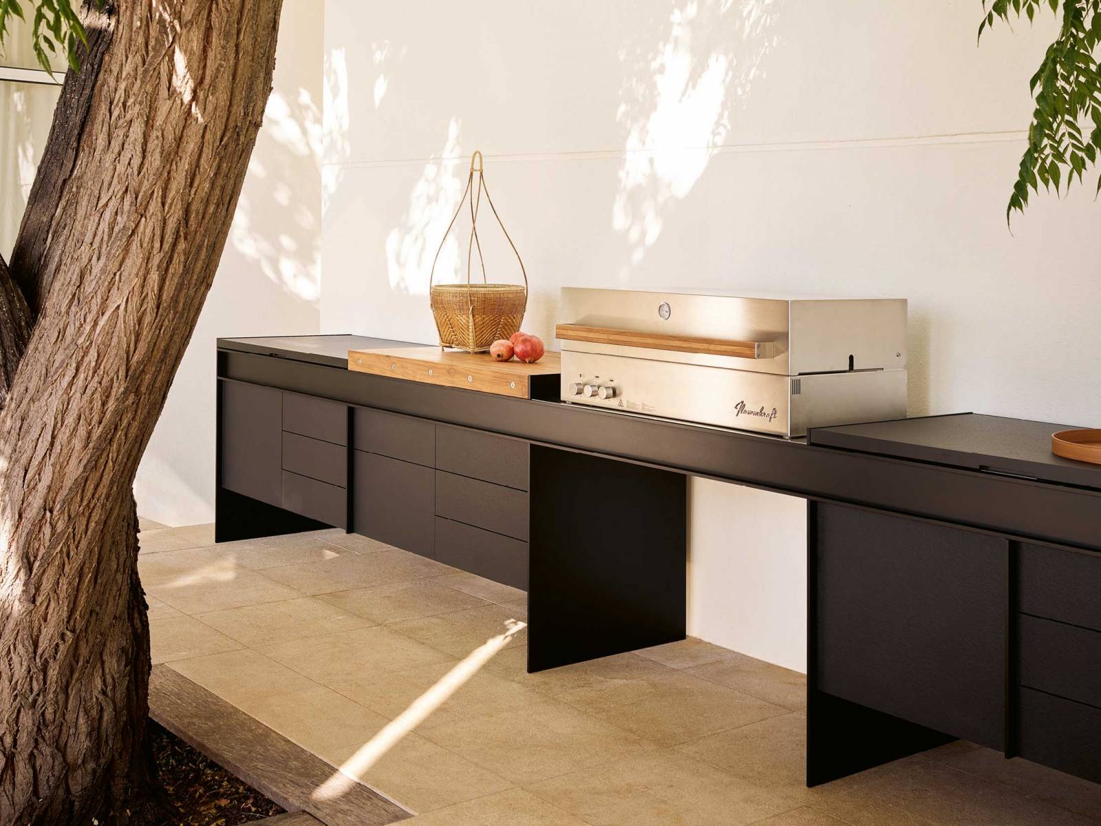 Outdoor-Küchen werden immer beliebter. Ideal, wenn sie sich ganz nach Bedarf zusammenstellen lassen wie «Land». Sie besteht aus einer Reihe von Modulen und ist sowohl für die Wand oder freistehend konzipiert worden. Ausserdem benötigt sie keinen Stromanschluss, da alle Funktionen mit Batterie oder Gas betrieben werden können. POLIFORM.