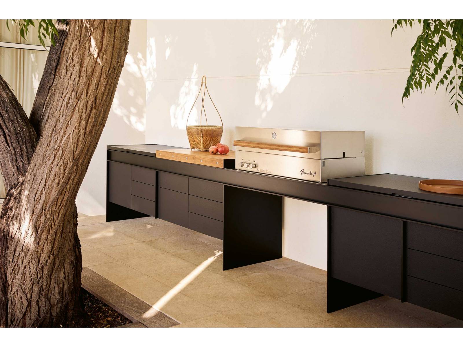 Outdoor-Küchen werden immer beliebter. Ideal, wenn sie sich ganz nach Bedarf zusammenstellen lassen wie «Land». Sie besteht aus einer Reihe von Modulen und ist sowohl für die Wand oder freistehend konzipiert worden. Ausserdem benötigt sie keinen Stromanschluss, da alle Funktionen mit Batterie oder Gas betrieben werden können. POLIFORM.