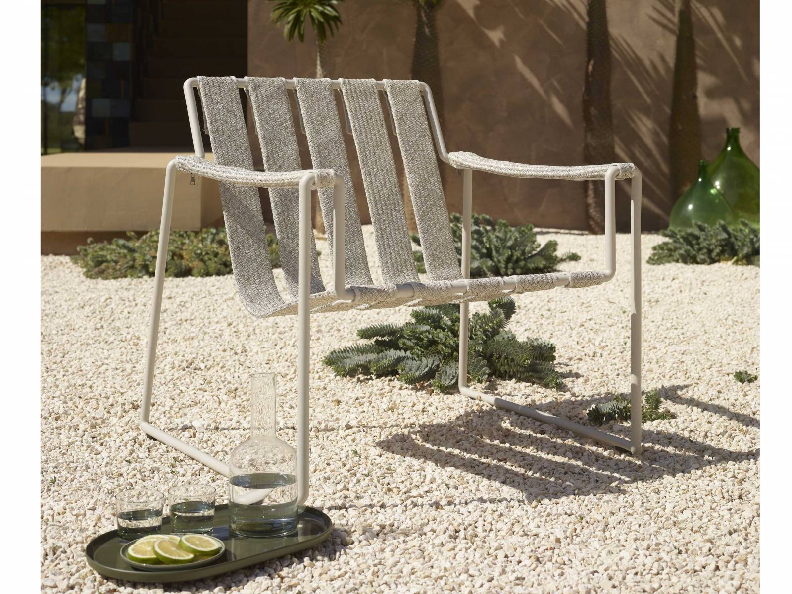 In neuer Ausführung gibt es die Kollektion «Strappy» mit einem Bezug aus gewebten Batyline-Fasern, was den Modellen eine lässige Note verleiht. Passend zu den Rahmen in Schwarz oder Kieselgrau gibt es zwei Farb­­kombinationen. ROYAL BOTANIA.