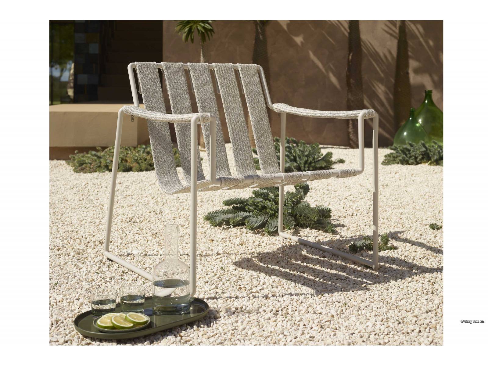 In neuer Ausführung gibt es die Kollektion «Strappy» mit einem Bezug aus gewebten Batyline-Fasern, was den Modellen eine lässige Note verleiht. Passend zu den Rahmen in Schwarz oder Kieselgrau gibt es zwei Farb­­kombinationen. ROYAL BOTANIA.