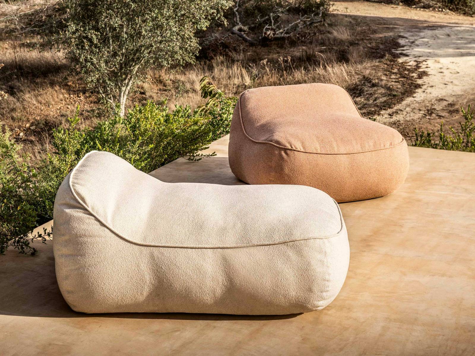 Stilvoll lässt es sich auf «Evora» chillen. Den weichen Sitzsack gibt es in zwei Grössen und den drei Farben Altrosa, Beige und Rauchgrau. Der wasserfeste Bezug sorgt für absolute Wetterfestigkeit und verleiht dem Material das wolkige Design. HUNN.