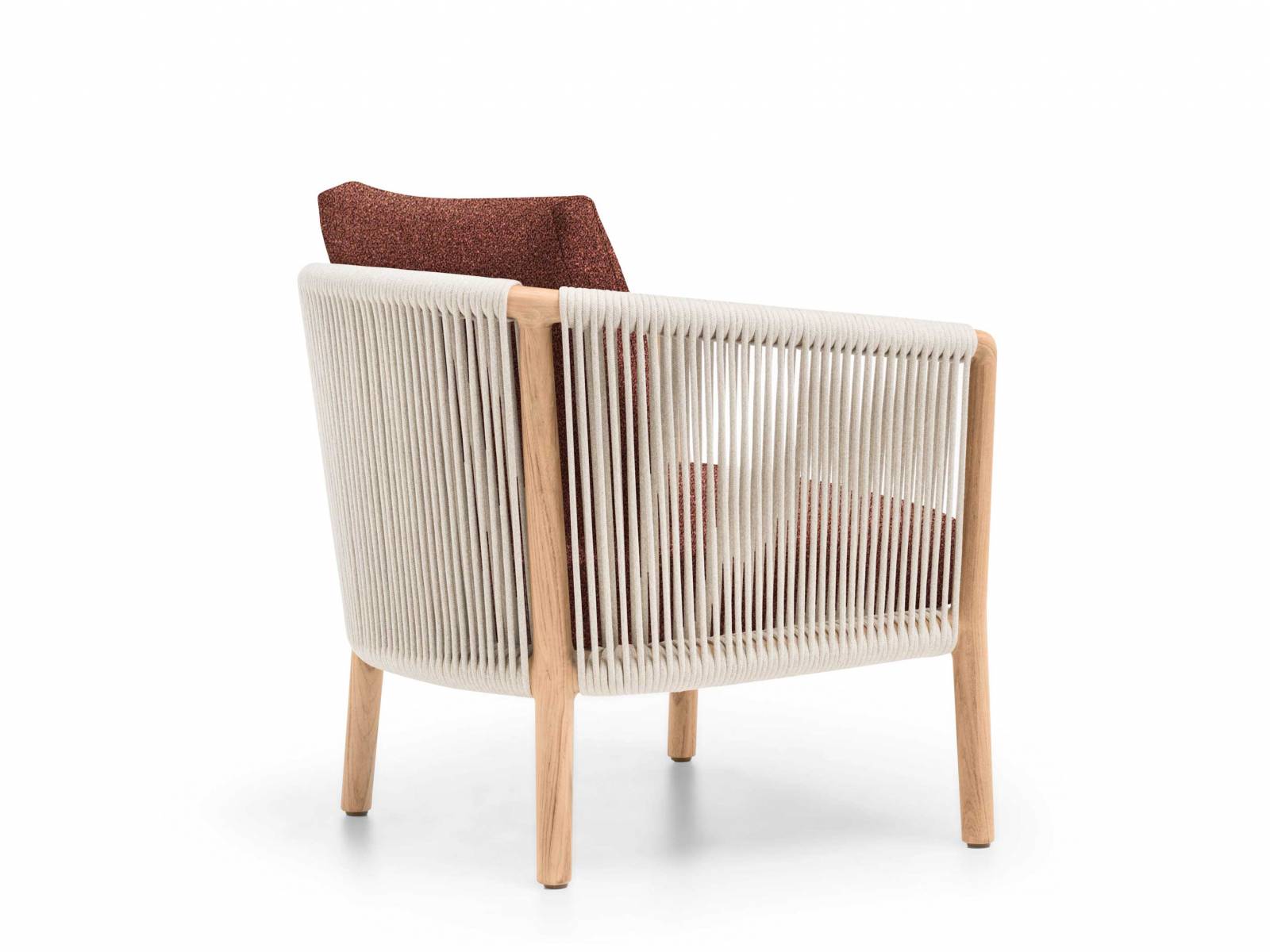 «Boboli» nennt Vincent van Duysen seine neue Outdoor­kollektion bestehend aus Sofa und Sessel. Sie zeichnet sich durch ihre luftig anmutenden Linien aus, die unter anderem durch die grosszügige, handgeflochtene Rückenlehne entstehen. MOLTENIGROUP.