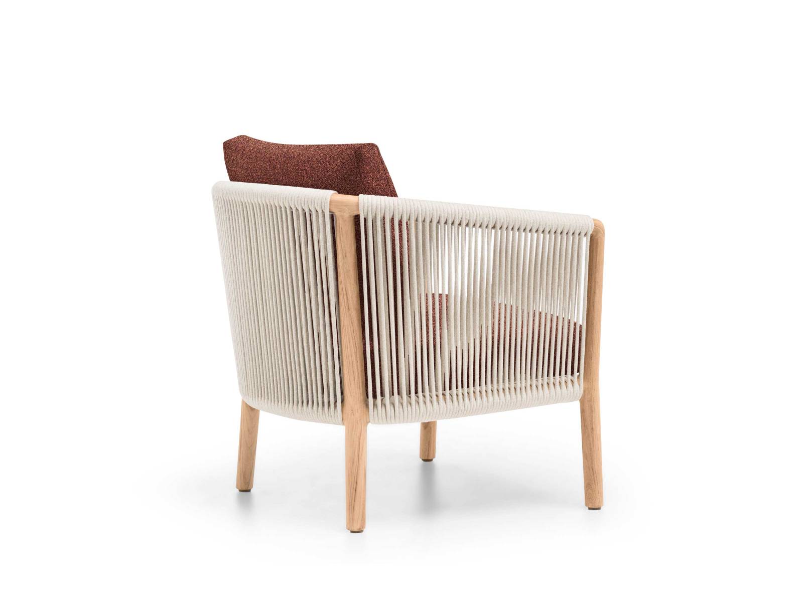 «Boboli» nennt Vincent van Duysen seine neue Outdoor­kollektion bestehend aus Sofa und Sessel. Sie zeichnet sich durch ihre luftig anmutenden Linien aus, die unter anderem durch die grosszügige, handgeflochtene Rückenlehne entstehen. MOLTENIGROUP.