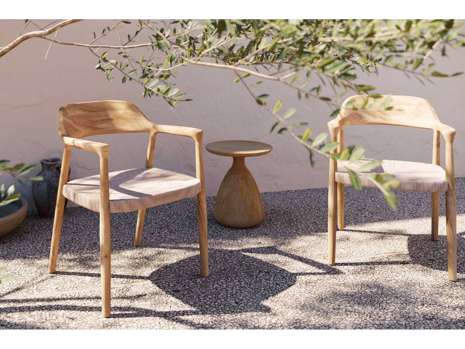 Schlicht und einfach schön ist der Stuhl «Yiko», der vom japanischen Minimalismus inspiriert und aus Teakholz gefertigt ist. Die komfortable Sitzfläche ist aus recyceltem, zweifarbigem Korbgeflecht gewoben und ergänzt die geschwungenen Linien des Stuhls. Design: Stephane De Winter. MANUTTI.