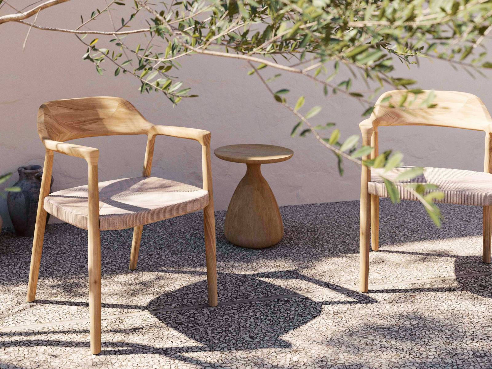 Schlicht und einfach schön ist der Stuhl «Yiko», der vom japanischen Minimalismus inspiriert und aus Teakholz gefertigt ist. Die komfortable Sitzfläche ist aus recyceltem, zweifarbigem Korbgeflecht gewoben und ergänzt die geschwungenen Linien des Stuhls. Design: Stephane De Winter. MANUTTI.