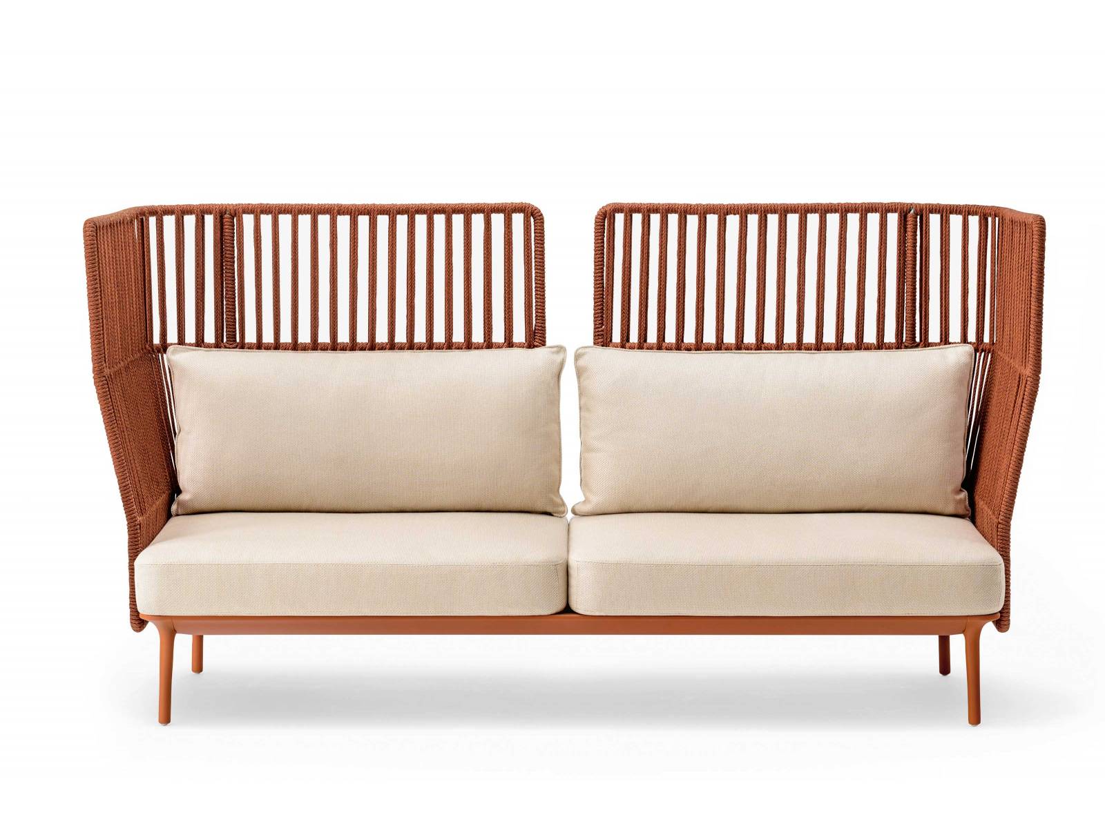 Das charakteristische Merkmal des Loungesystems «Reva Cocoon» ist die hohe Rückenlehne, die Schutz und Geborgenheit zugleich bietet. Verstärkt wird dieses Gefühl durch die weichen Kissen, die zum Ausruhen einladen. Design: Patrick Jouin. PEDRALI.